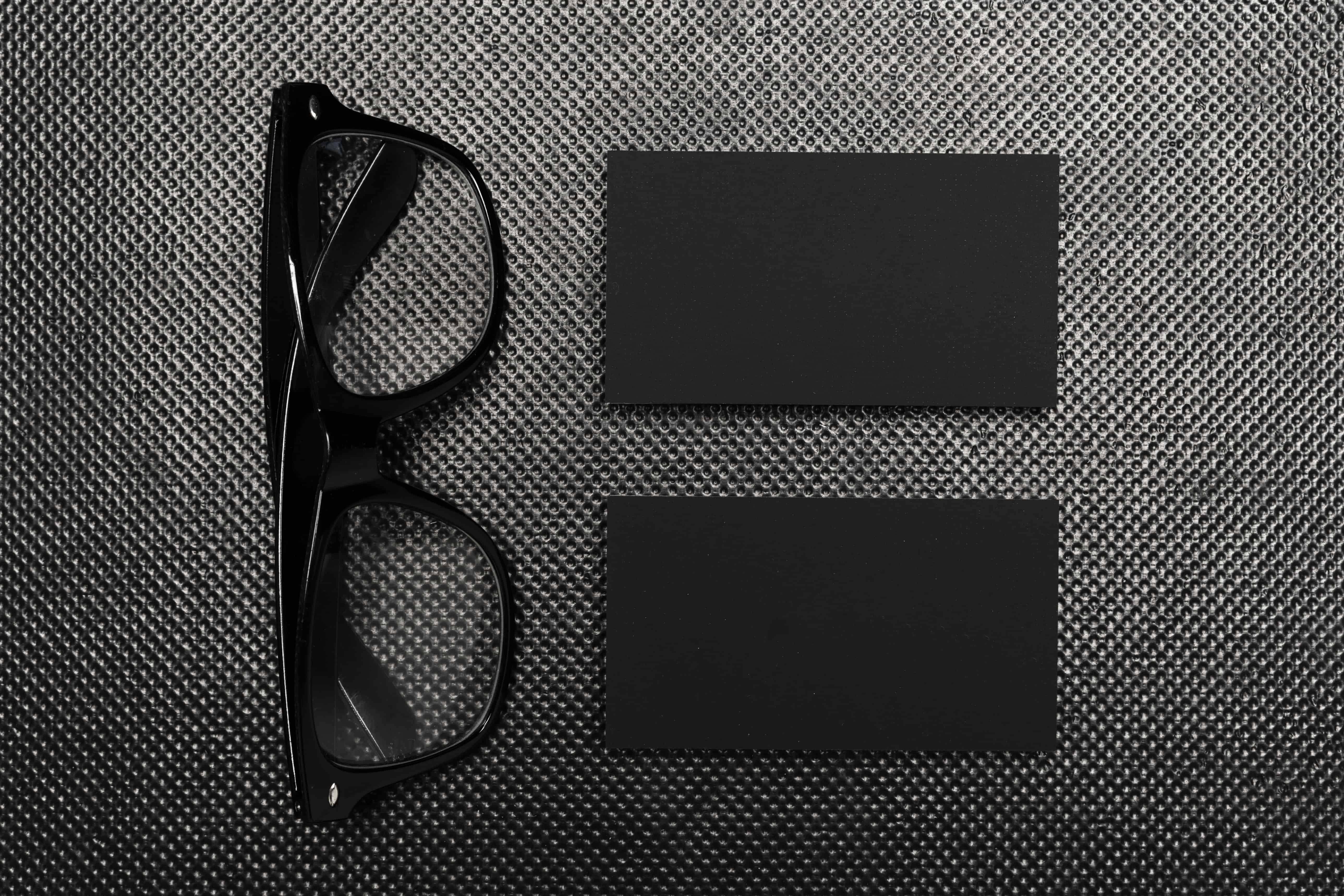 Comparativa visual de diferentes modelos de gafas con filtro estenopeico sobre fondo neutro y luz natural.