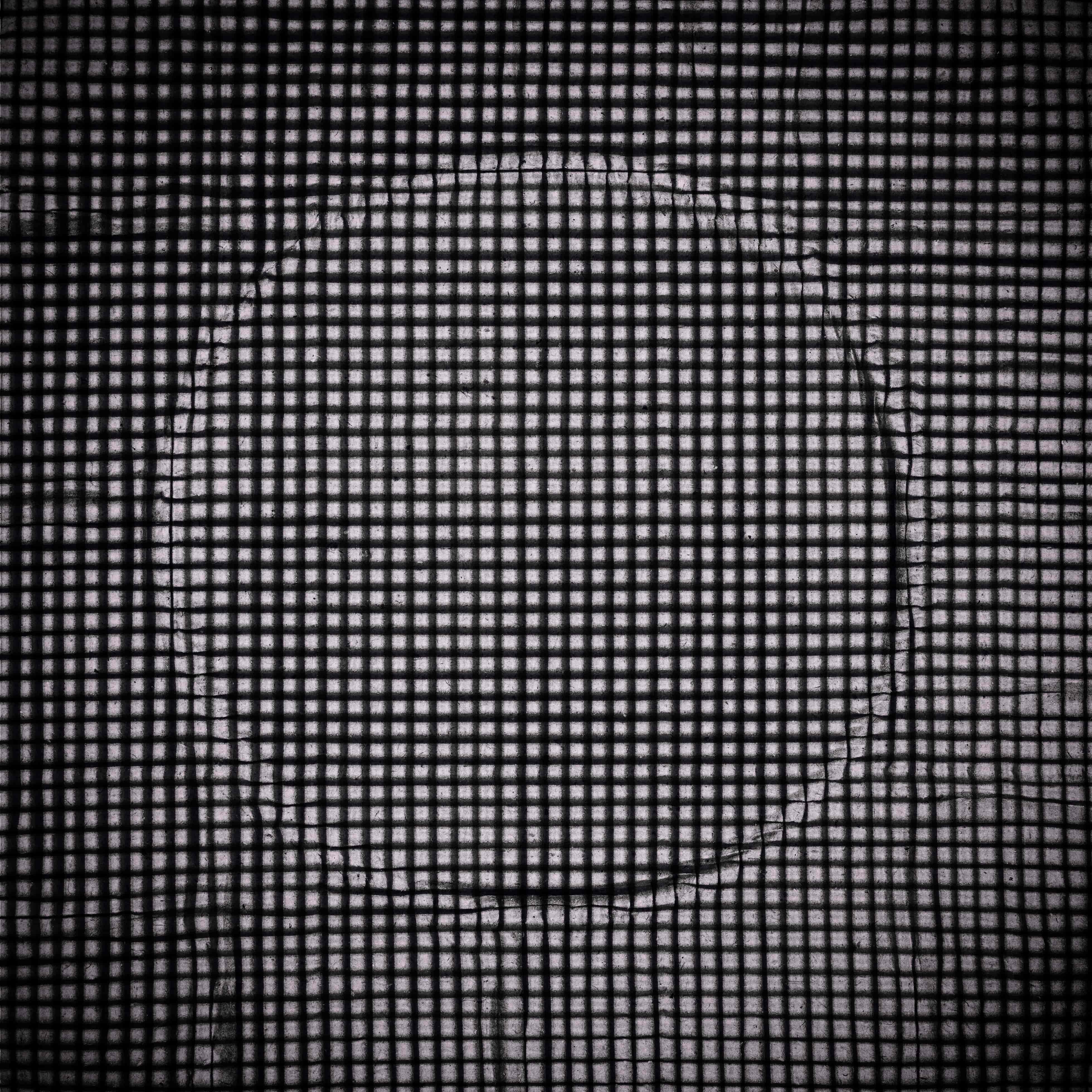Persona realizando ejercicios visuales con gafas pinhole, siguiendo una guía ilustrada en una habitación luminosa.